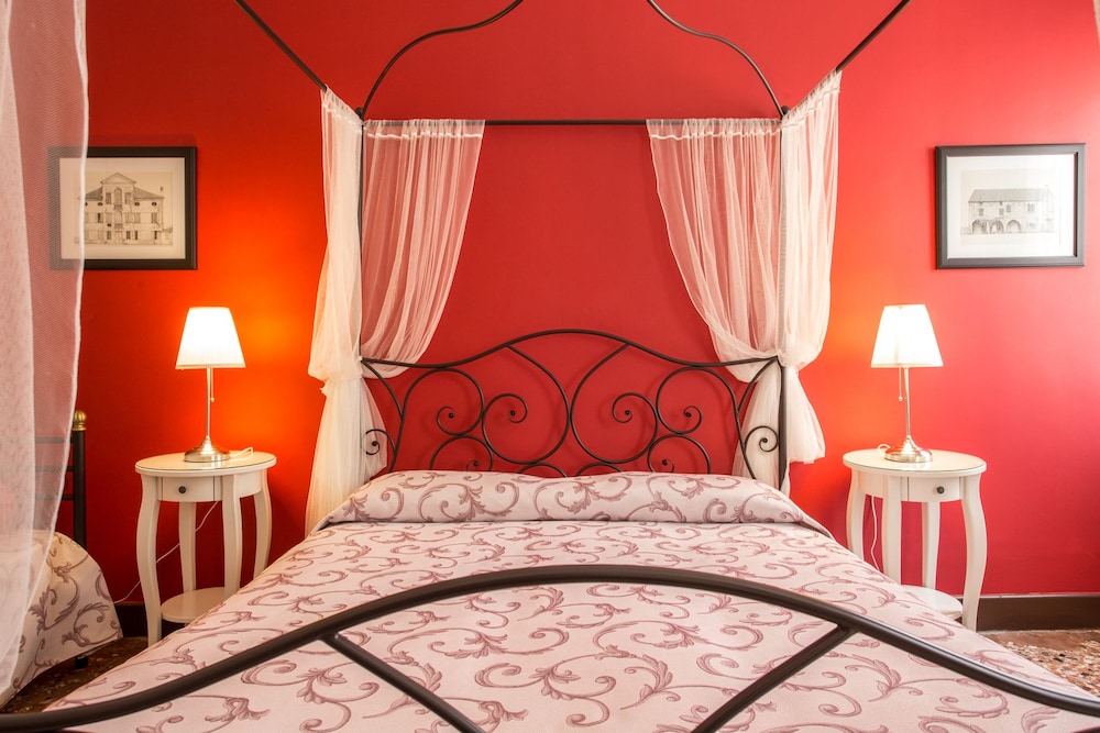 Romantic Room (external bathroom) photo 1
