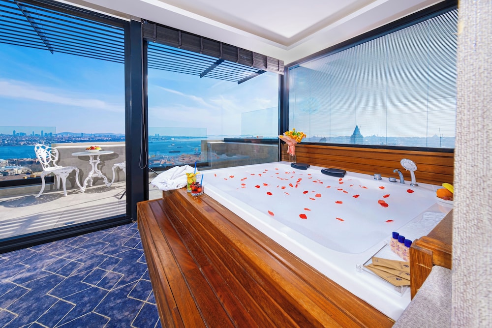 Deluxe Room, 1 King Bed, Sea View photo 2