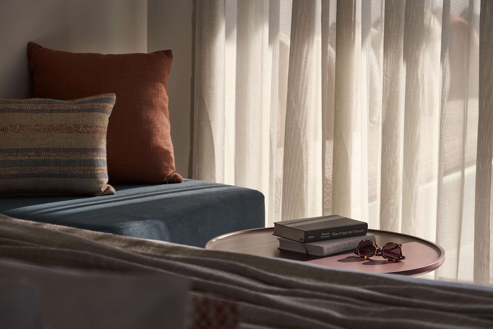 Element Suite - Photo 2