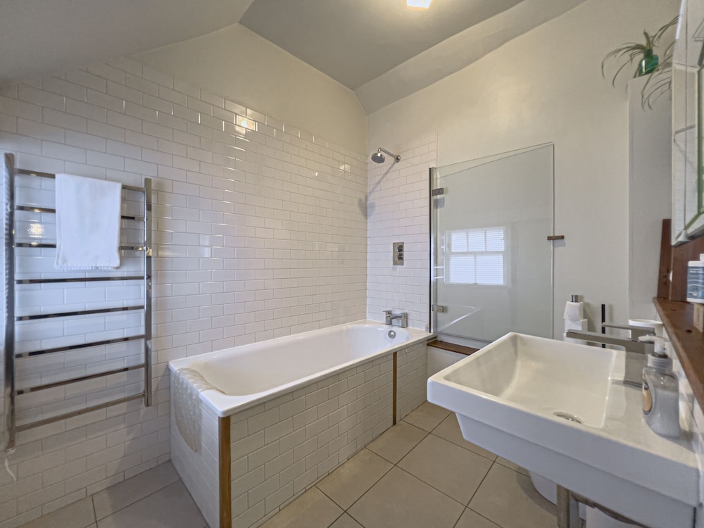 Twin Room, Private Bathroom (Corner Room) - Photo 6