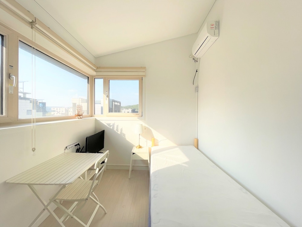 Basic Single Room, 1 Bedroom, Non Smoking, Courtyard View (Self Check-In) photo 1