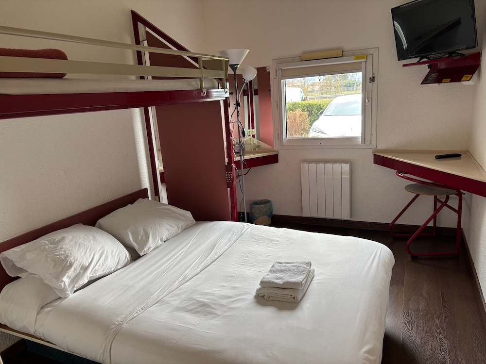 Economy Triple Room photo 3
