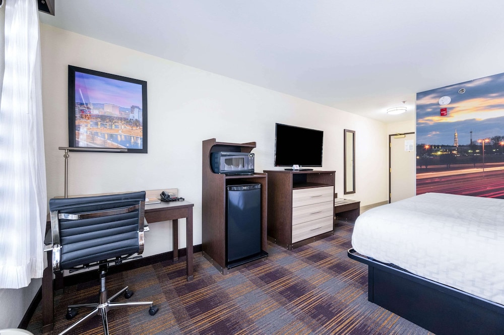 Standard Room, 1 King Bed, Non Smoking - Photo 6