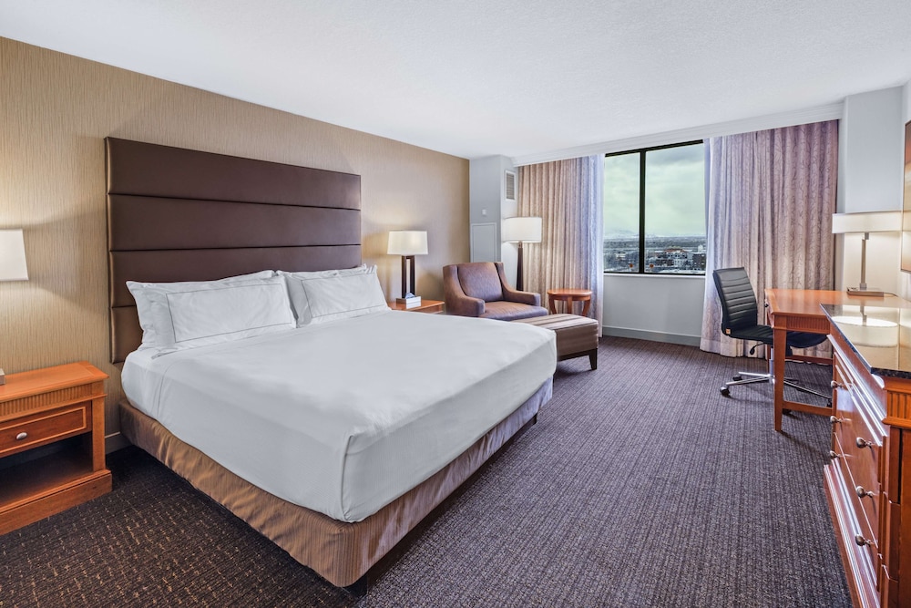 Signature Room, 1 King Bed, Accessible, Bathtub photo 1