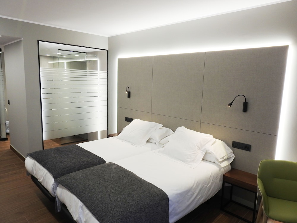 Twin Room, Balcony, City View photo 1