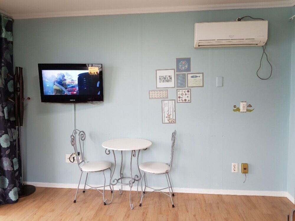 Room (305) - Photo 5