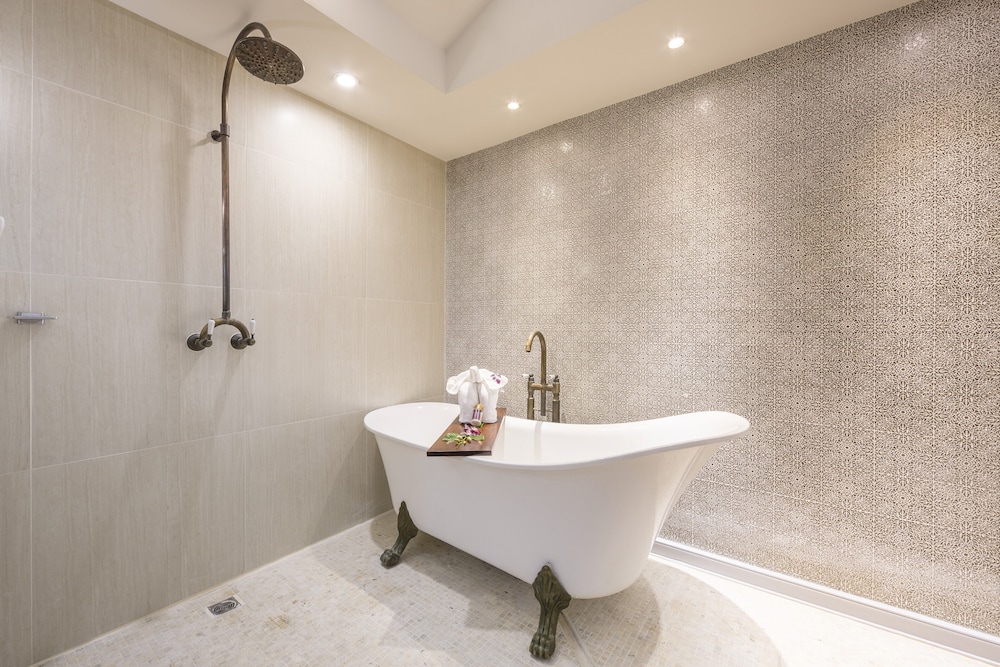 Suite (Outdoor Jacuzzi) - Photo 10