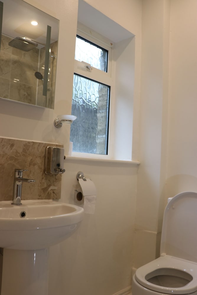 Deluxe Double Room, Ensuite - Photo 3