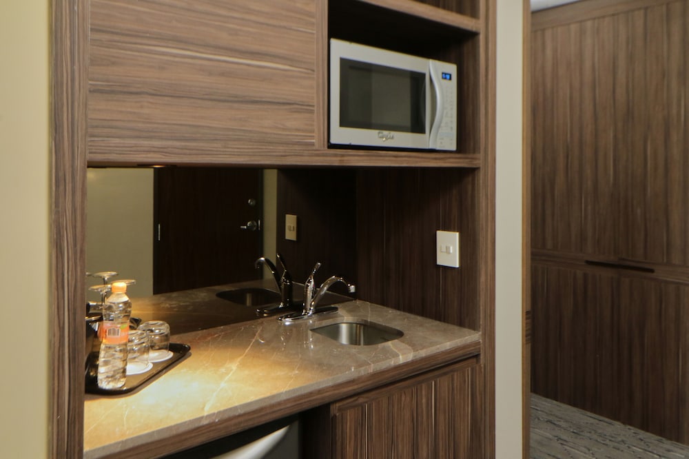 Standard King Room with Mountain View - High Floor thumbnail 6