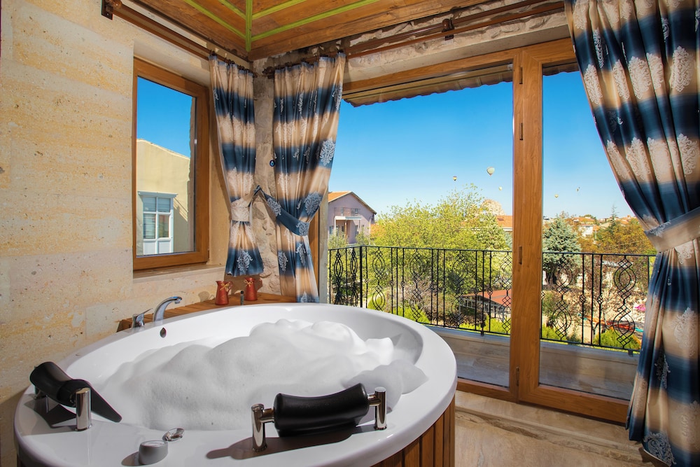 Deluxe Room, Balcony, City View photo 2