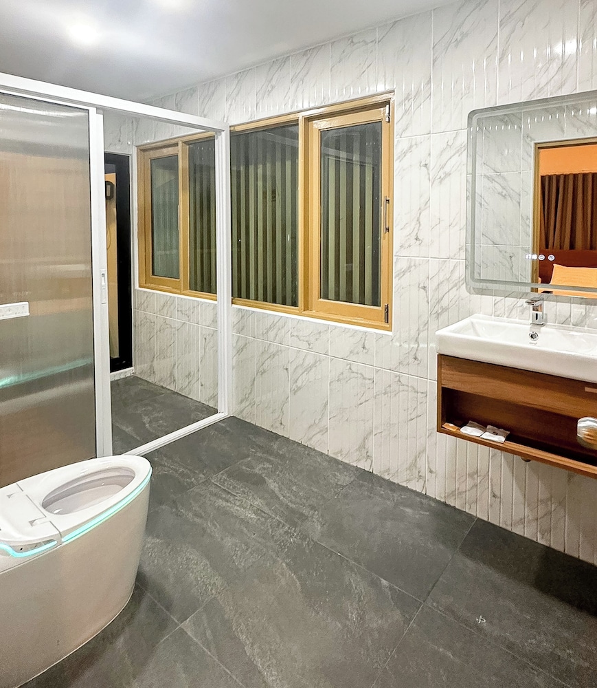 Deluxe Room with Bathtub and Terrace - Photo 18