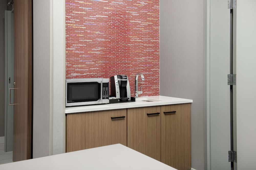 Suite, 1 Bedroom - Photo 2