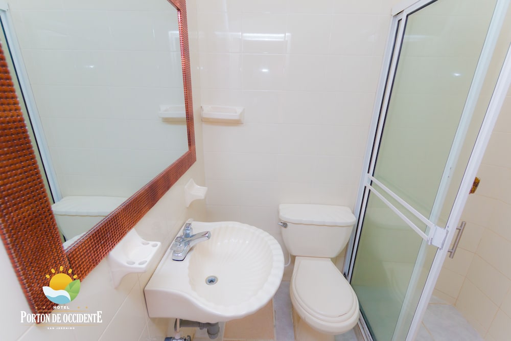 Quadruple Room (1 Queen and 2 Single Beds) photo 2