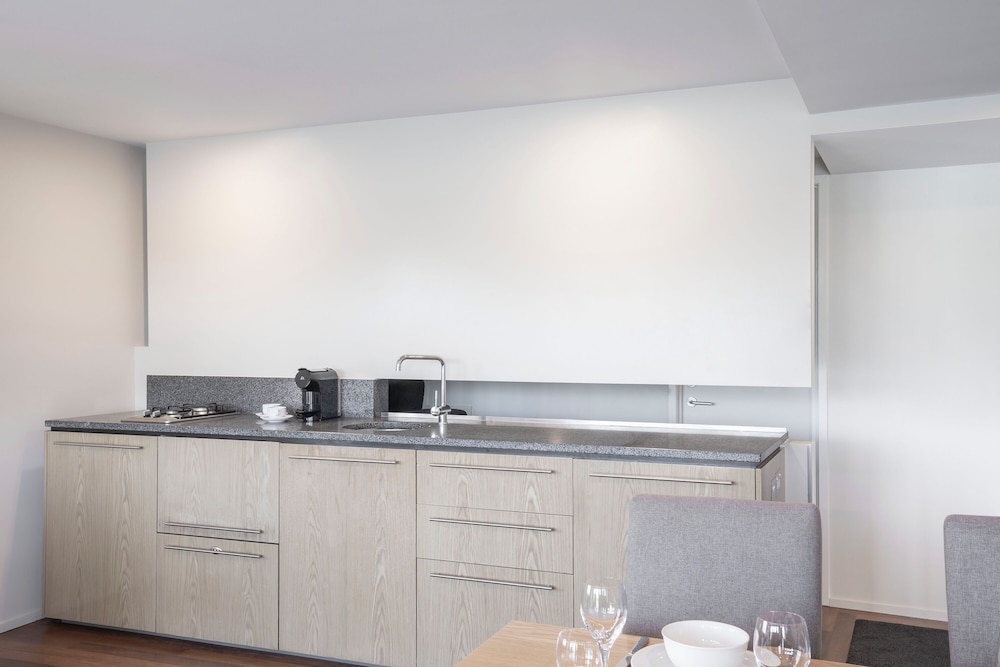 Lakefront Suite - Photo 3
