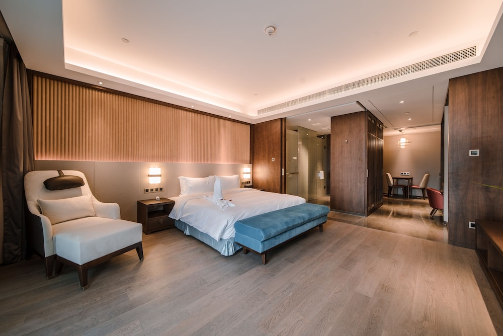 Classic Room, 1 King Bed, Patio, Mountainside