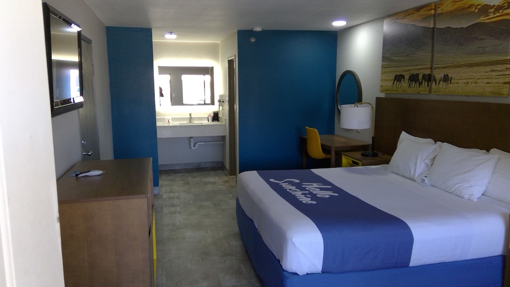 Standard Room, 1 King Bed, Accessible - Photo 5