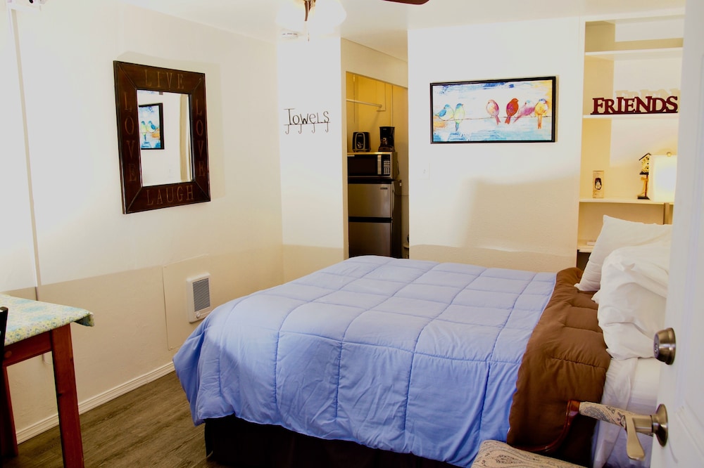Economy Room, 1 Queen Bed, Non Smoking photo 1