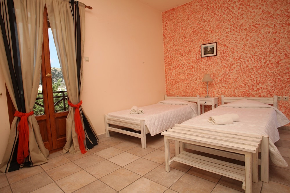 Basic Studio, 1 Bedroom, Hot Tub, Garden View (3 Adults) photo 3