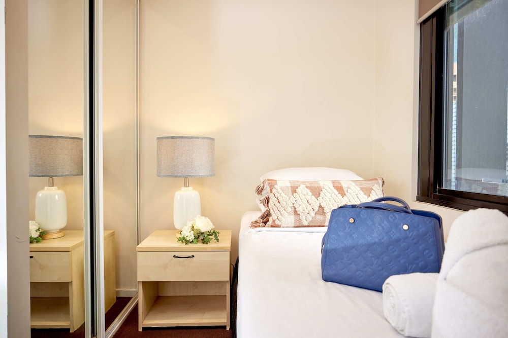 Two Single Bedroom Apartment - Photo 10