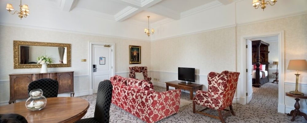 Suite, 1 King Bed, Non Smoking photo 2