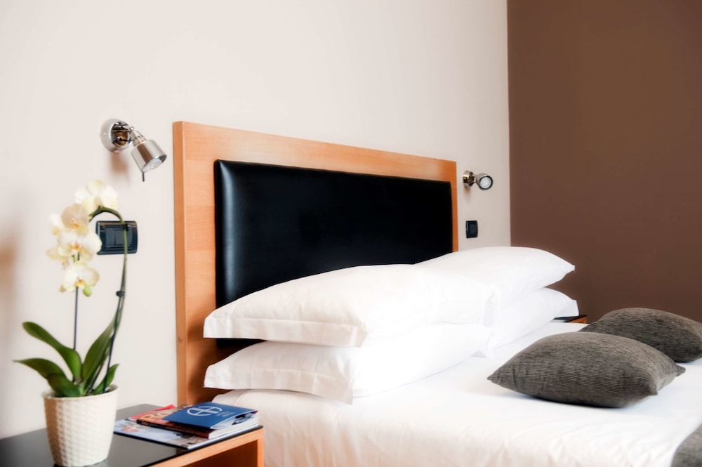 Standard Room, Multiple Beds, Non Smoking (Converts to 2 Twin Beds) photo 2
