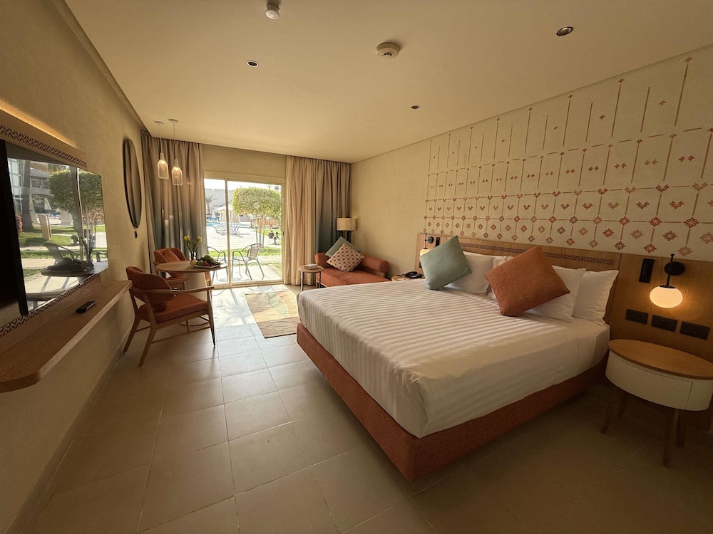 Superior Room, 1 King Bed, Pool View (Beach side. Ground floor)