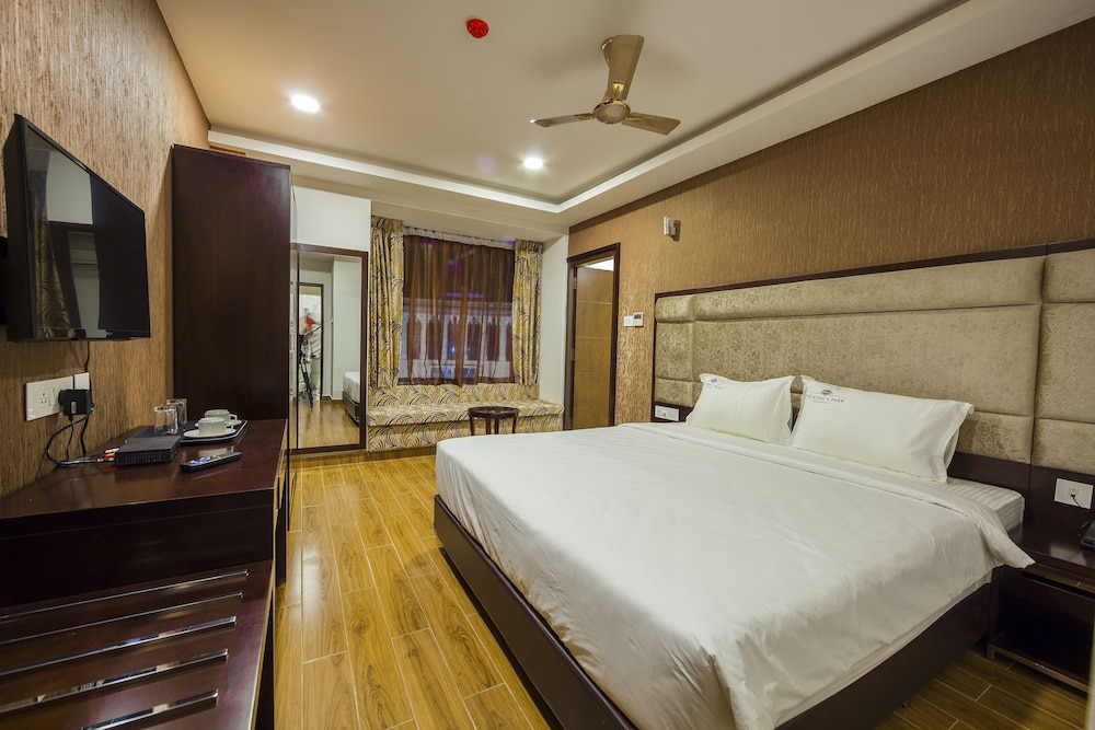Deluxe Double Room, 1 King Bed, City View