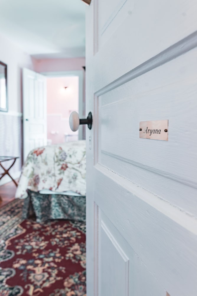 Room, Private Bathroom (Aryana's)