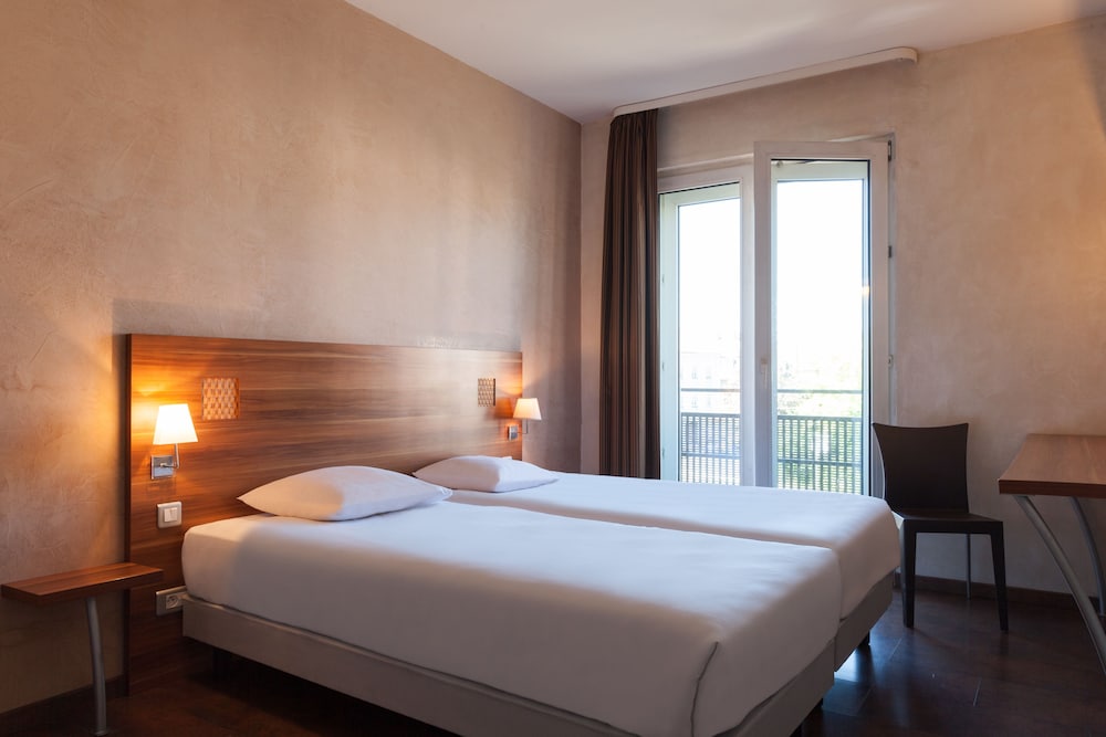 Traditional Twin Room - Photo 2