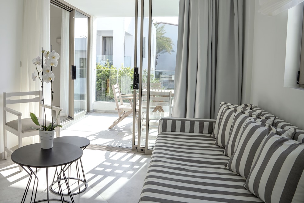 Suite, Multiple Beds, Sea View - Photo 8