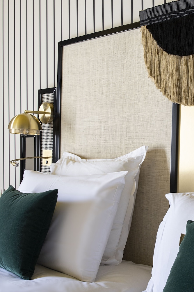 Superior Room, 1 Queen Bed, Non Smoking (with Single Sofabed) - Photo 4