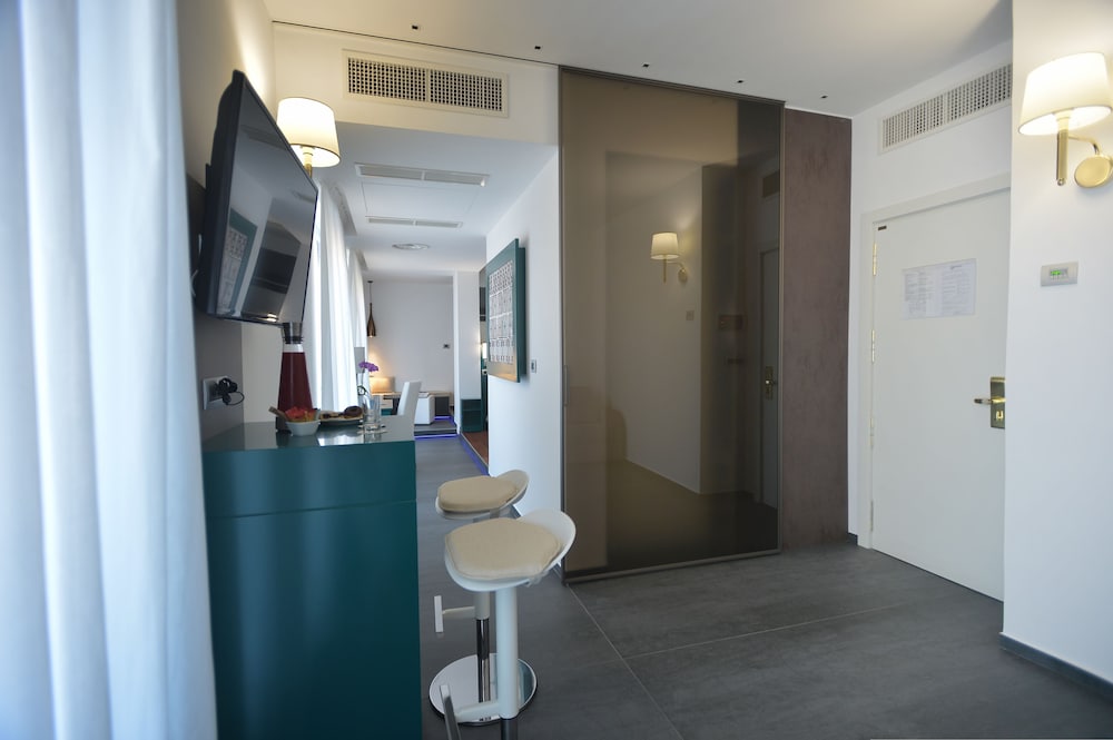 Suite, Terrace, Sea View - Photo 8