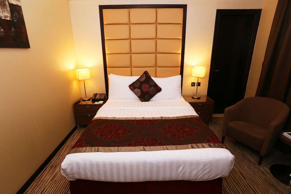 Deluxe Room, 1 Queen Bed photo 3