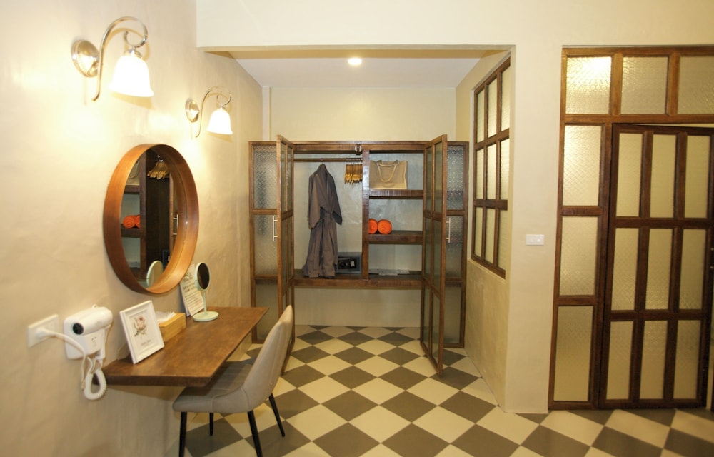 Honeymoon Suite with Bathtub - Photo 8