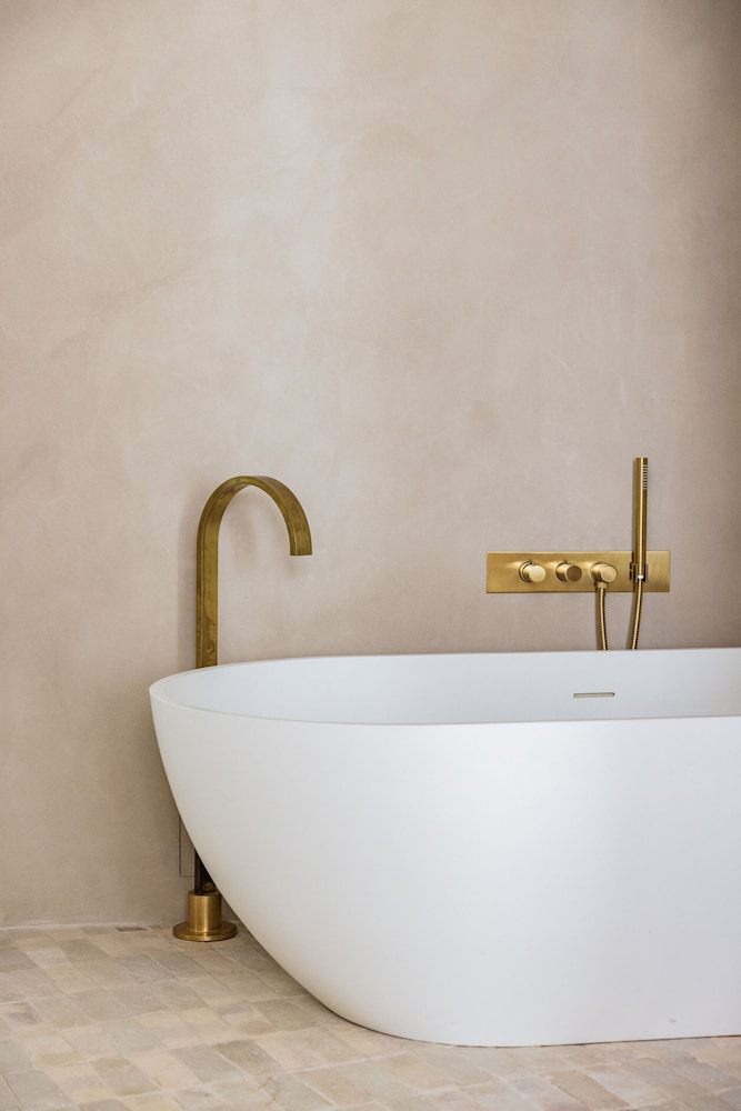 Deluxe Suite, Ensuite photo 3