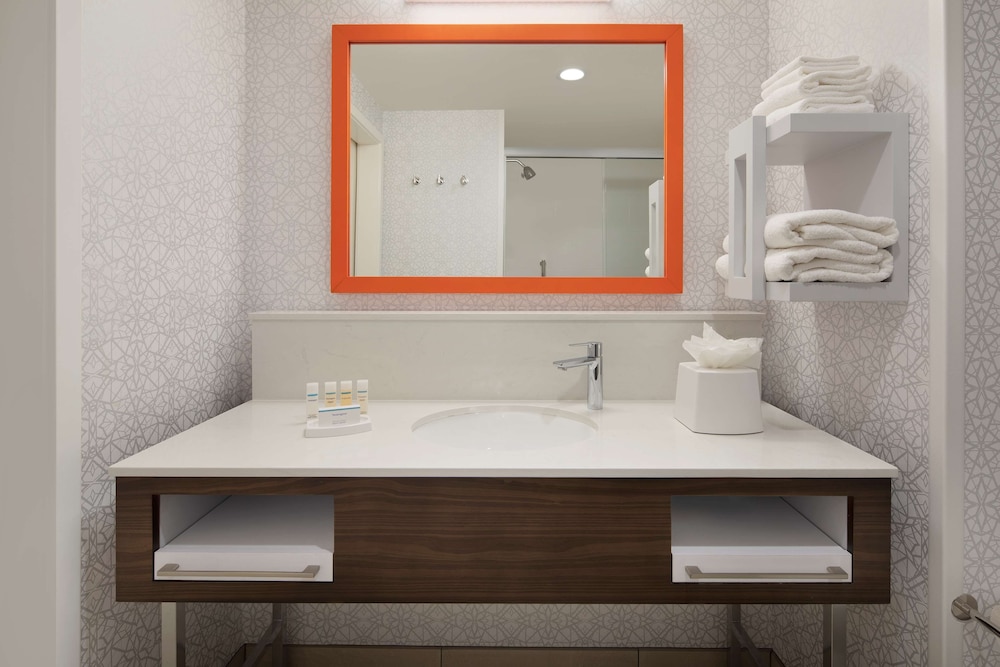 Room, 2 Queen Beds, Refrigerator & Microwave - Photo 6