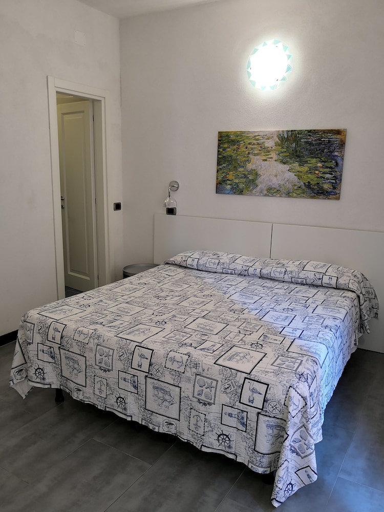 Basic Double Room, 1 Queen Bed photo 3
