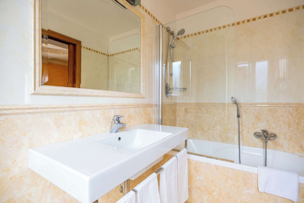 Double or Twin Room thumbnail 6
