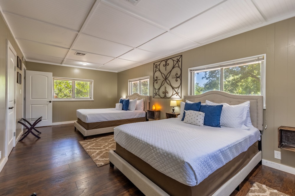 House, Multiple Beds, Hot Tub (413 W San Ant River)