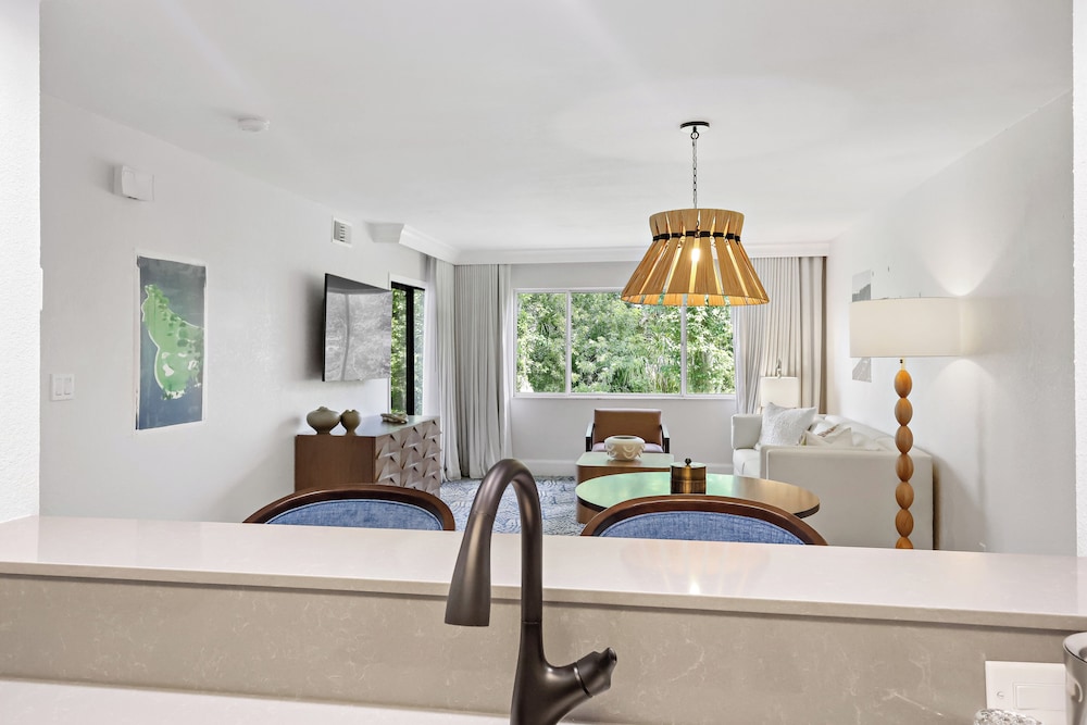 Suite, 2 Bedrooms (1 Queen & 2 Single Beds) - Photo 5