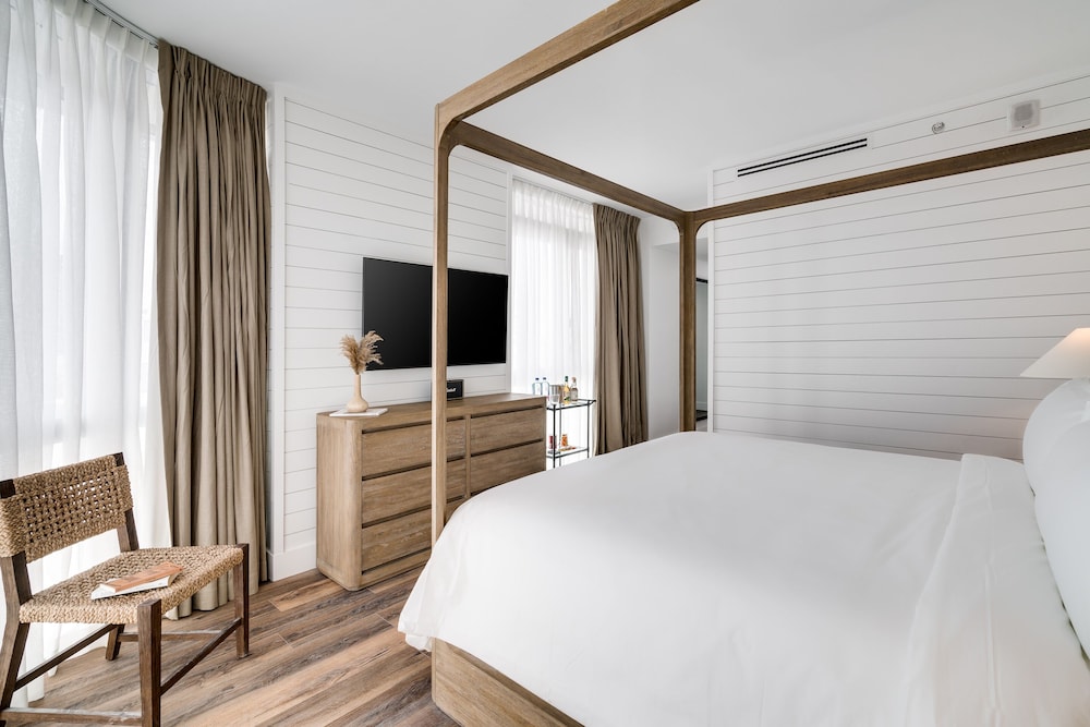 Penthouse Deluxe King Bedroom - Photo 2