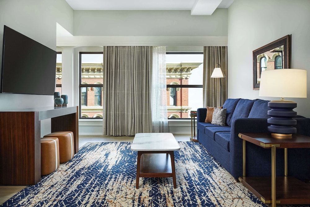 Deluxe Suite, 1 King Bed, Accessible (Hearing)