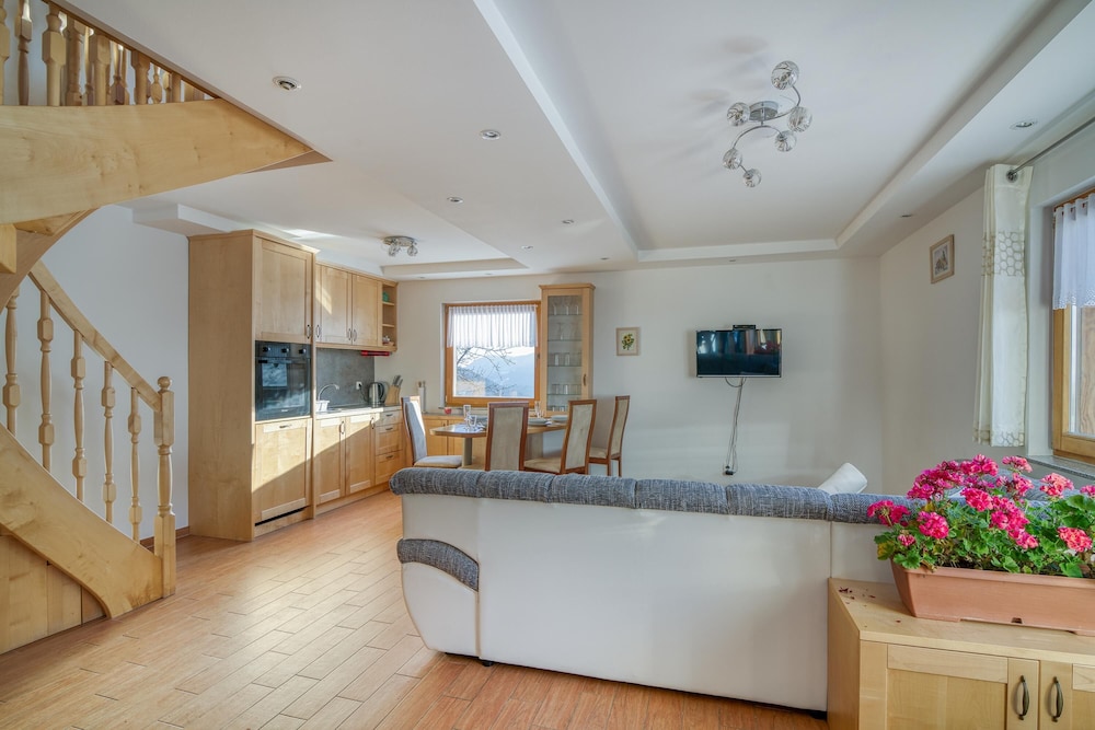 Family House, Multiple Bedrooms, Mountainside (Pool & Wellness Chalet Sunshine)