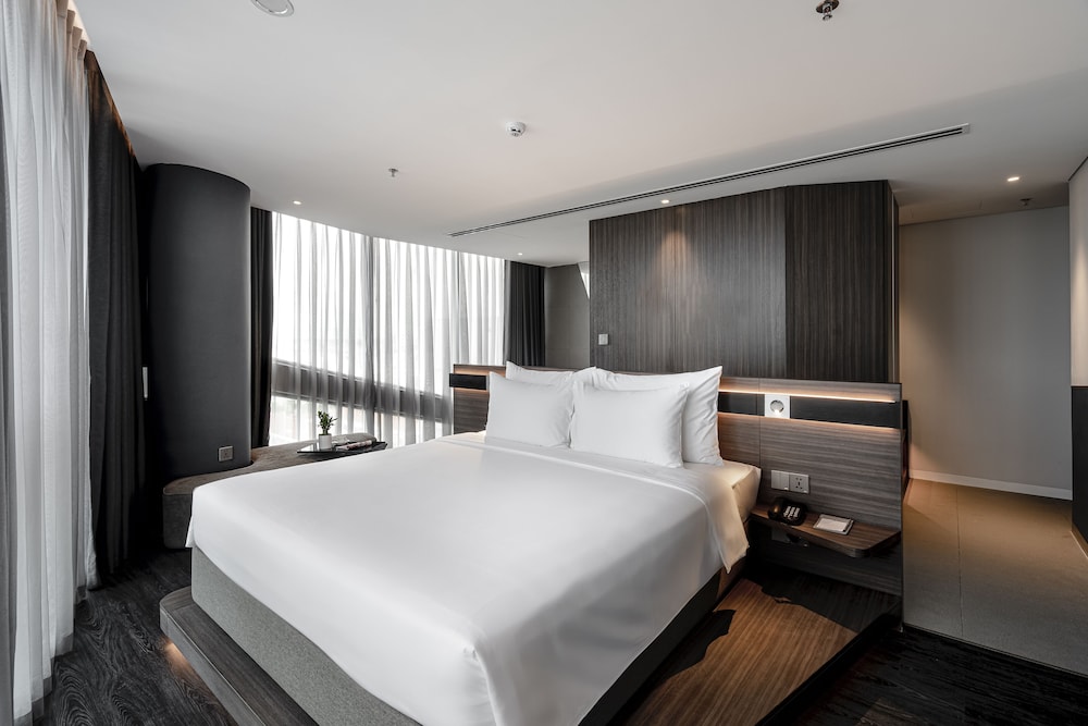 Signature Suite, Balcony, City View photo 2