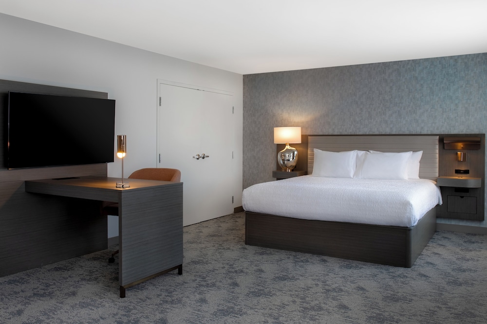 Studio, 1 King Bed, Accessible, Refrigerator (Mobility & Hearing, Bathtub, Wet Bar)