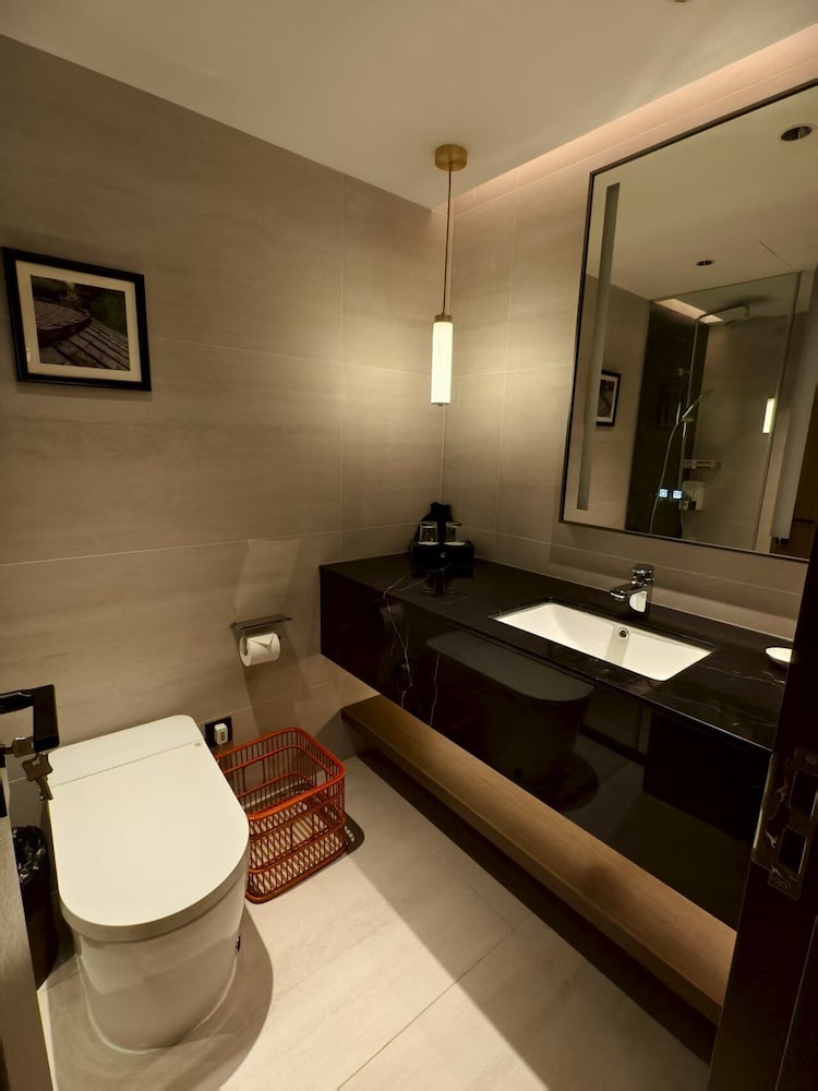 Superior Non smoking Queen Bed Room - Photo 6