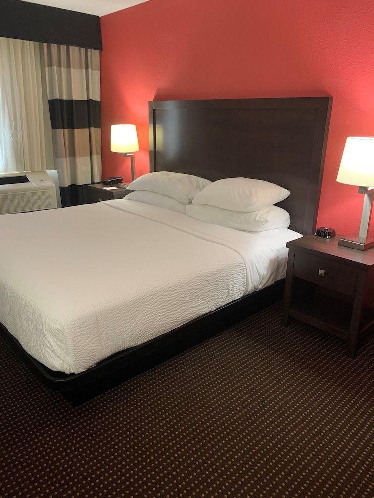 Premium Room, 1 King Bed, Hot Tub (2nd Floor) photo 3