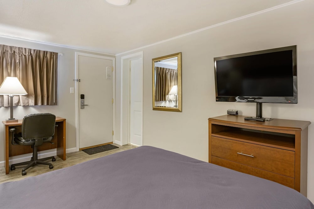 Standard Room, 1 Queen Bed, Non Smoking - Photo 7