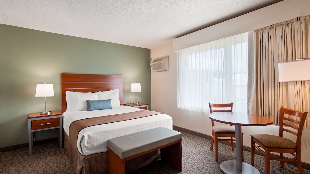 Standard Room, 1 King Bed, Accessible, Refrigerator & Microwave