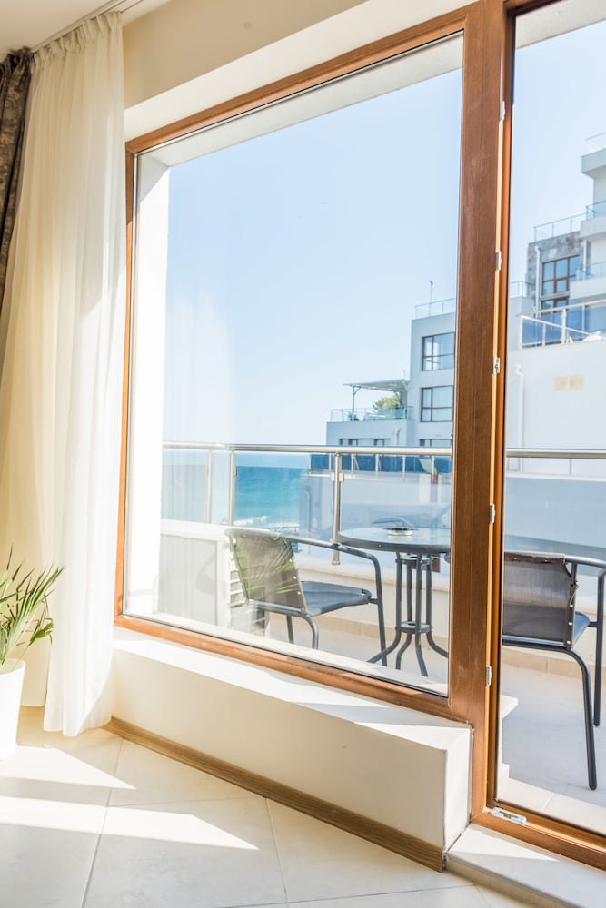 Family Apartment, 1 Bedroom, Sea View, Beachfront photo 3